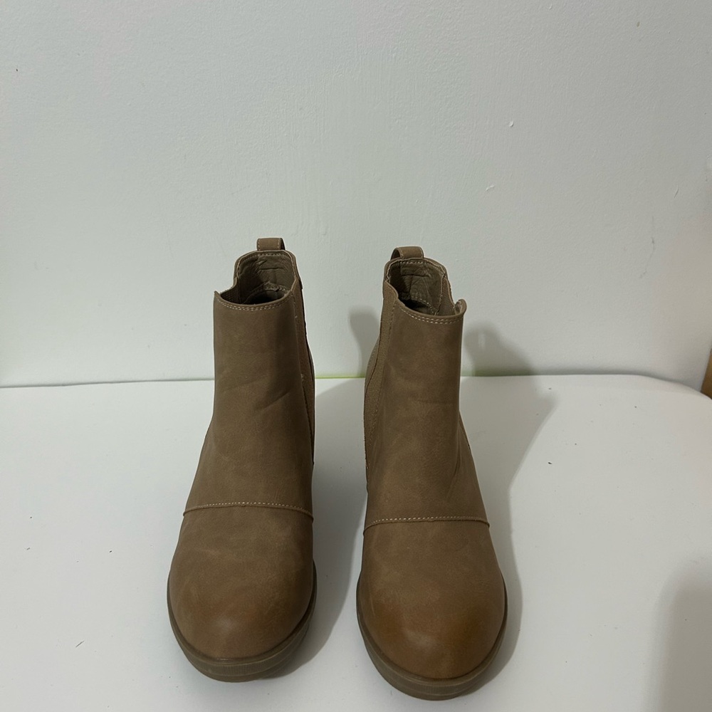 Athlefit Women's Wedge Booties
Khaki Size 7 with Heel
Comfortable Ankle Boots - Picture 3 of 8
